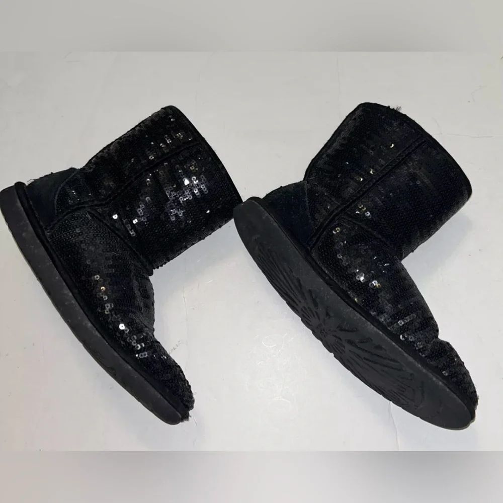 UGG Australia 1004885Y Girls
Short Black Sequins Winter Boots
Pull On Size 5